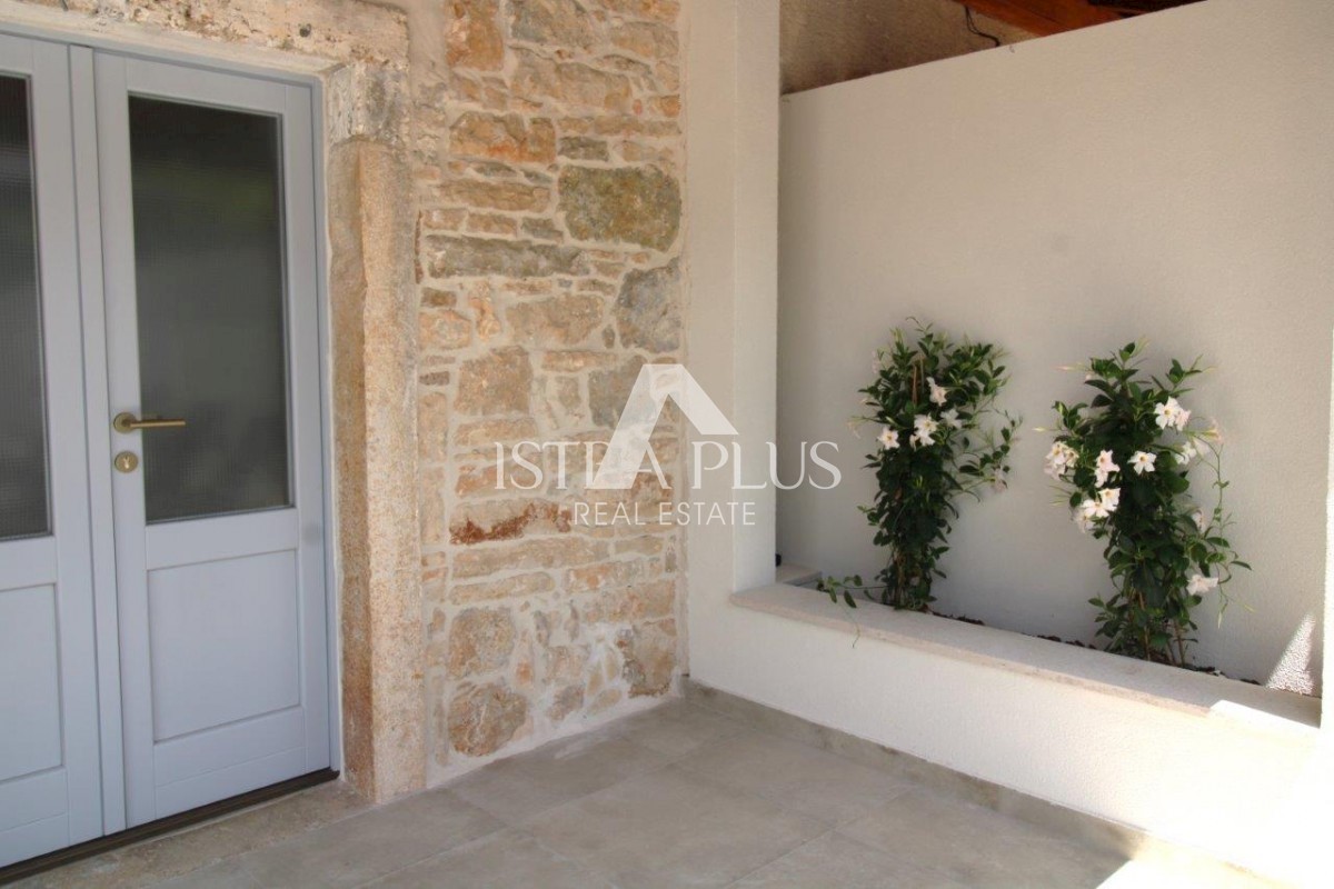 Bella casa in pietra con cortile nelle vicinanze di Parenzo