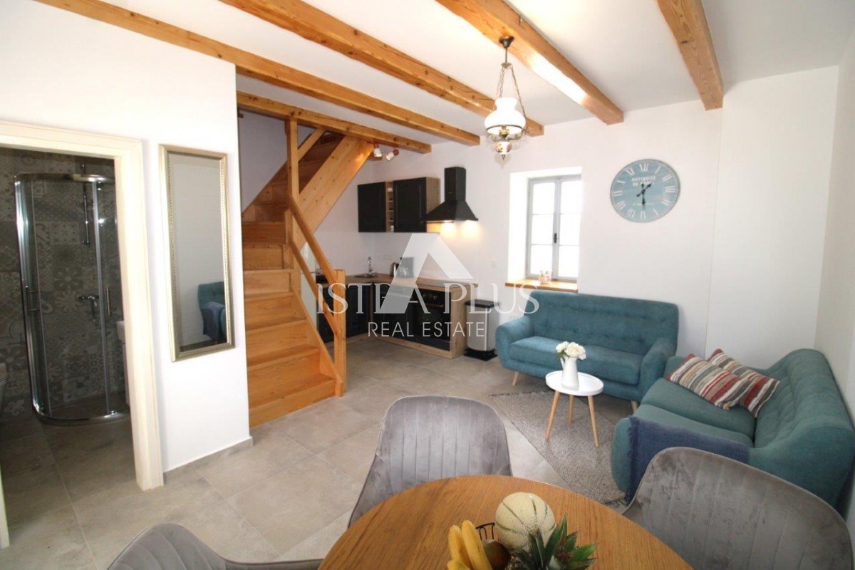 Bella casa in pietra con cortile nelle vicinanze di Parenzo