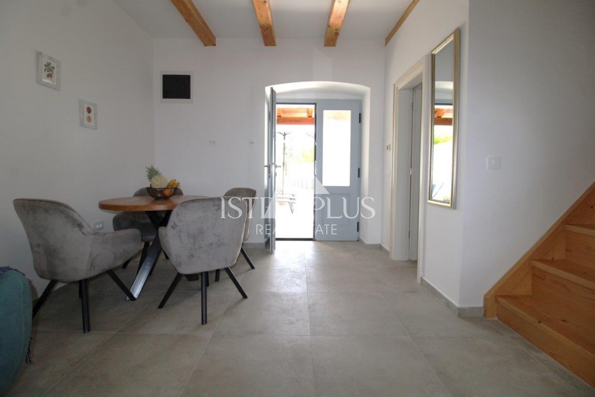 Bella casa in pietra con cortile nelle vicinanze di Parenzo