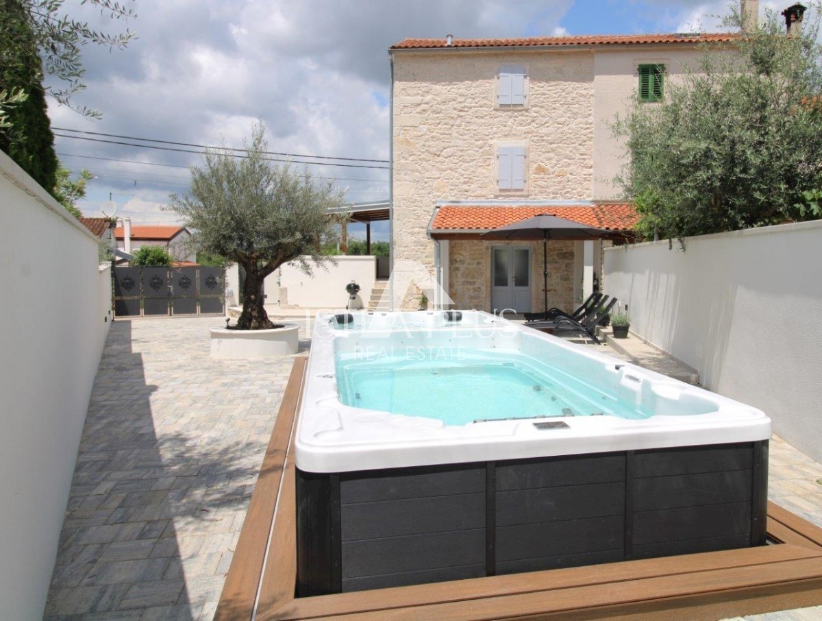 Bella casa in pietra con cortile nelle vicinanze di Parenzo