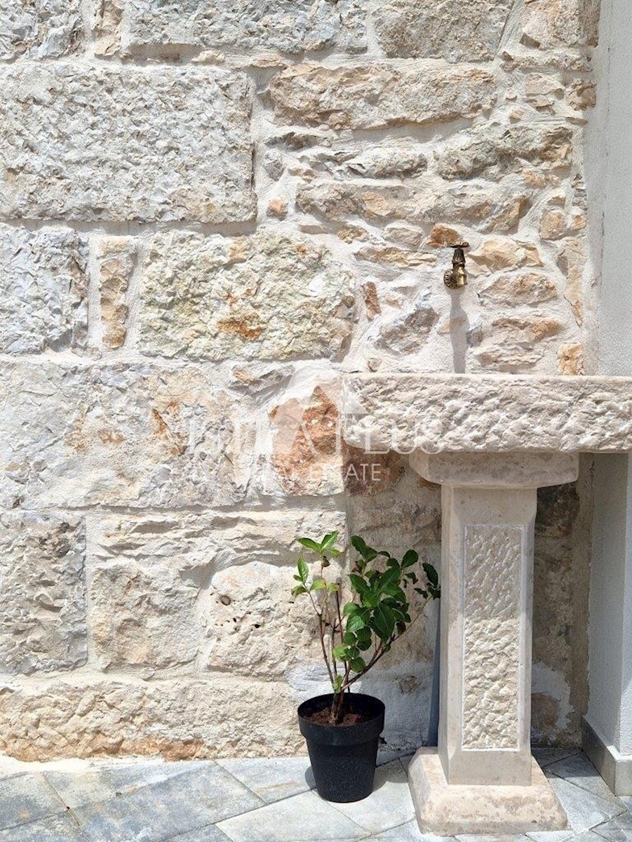 Bella casa in pietra con cortile nelle vicinanze di Parenzo