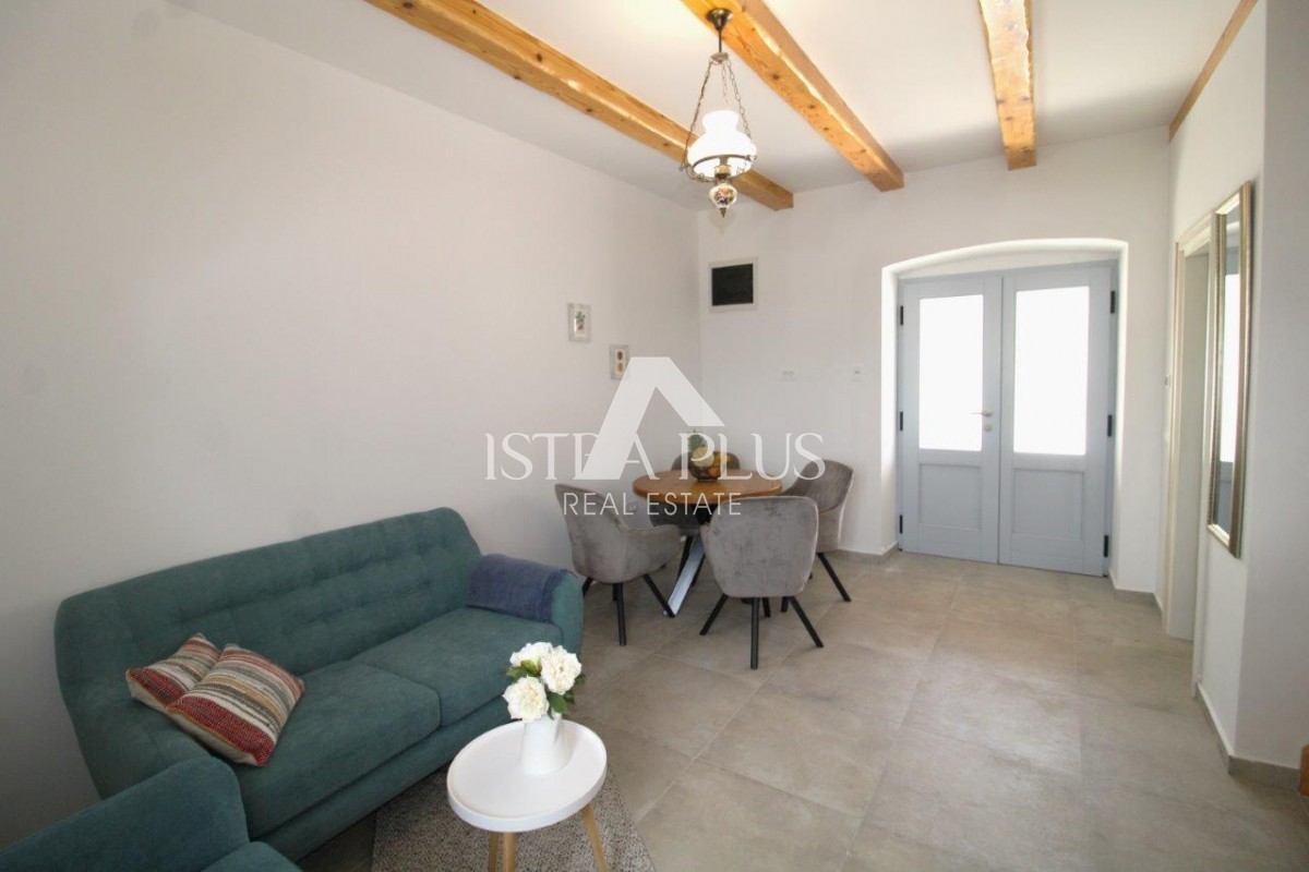 Bella casa in pietra con cortile nelle vicinanze di Parenzo