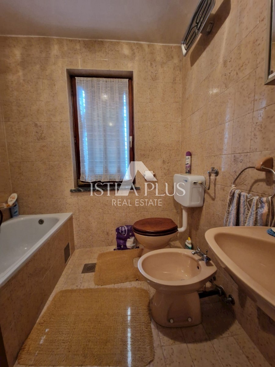 Casa bifamiliare a 2 km dal mare - sobborgo di Parenzo