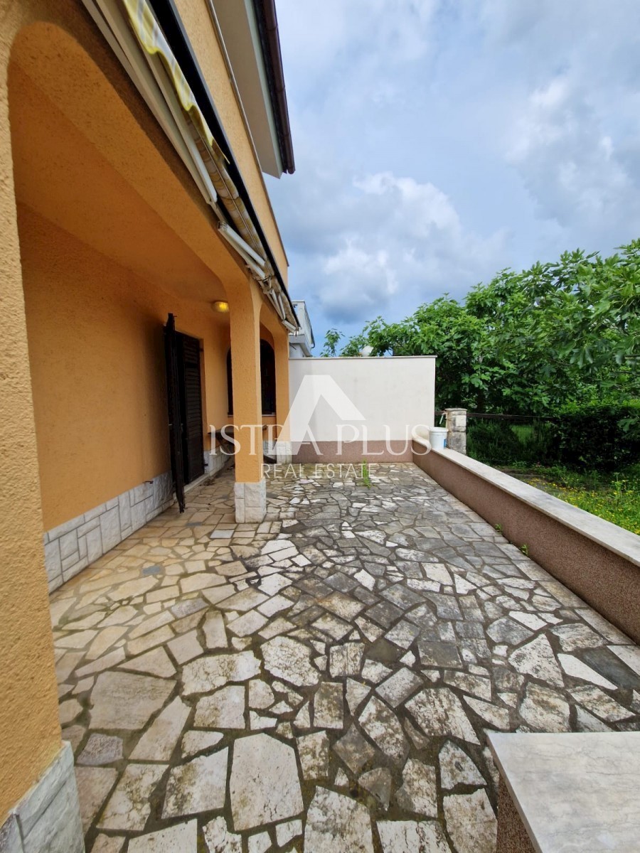 Casa bifamiliare a 2 km dal mare - sobborgo di Parenzo