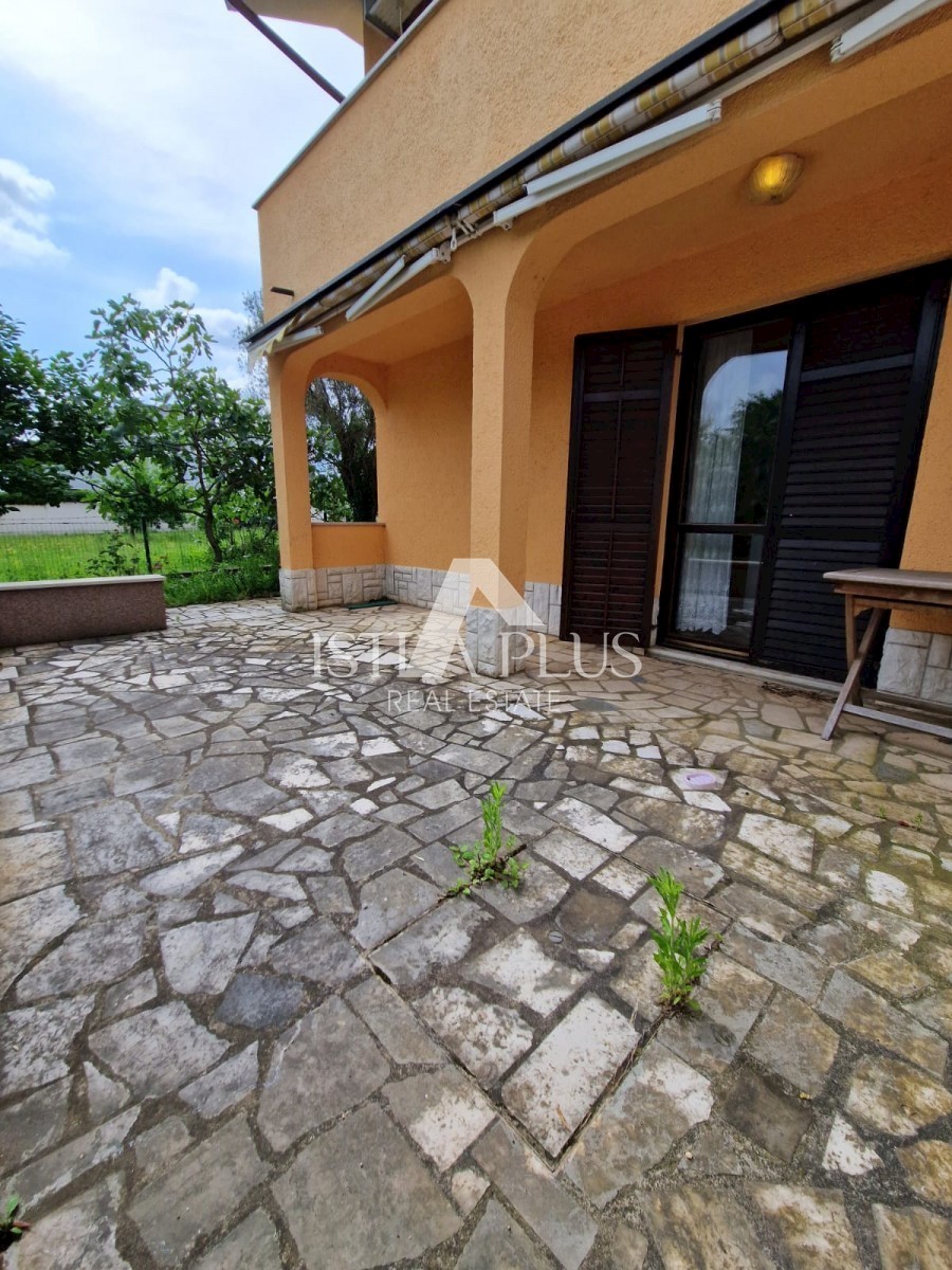Casa bifamiliare a 2 km dal mare - sobborgo di Parenzo