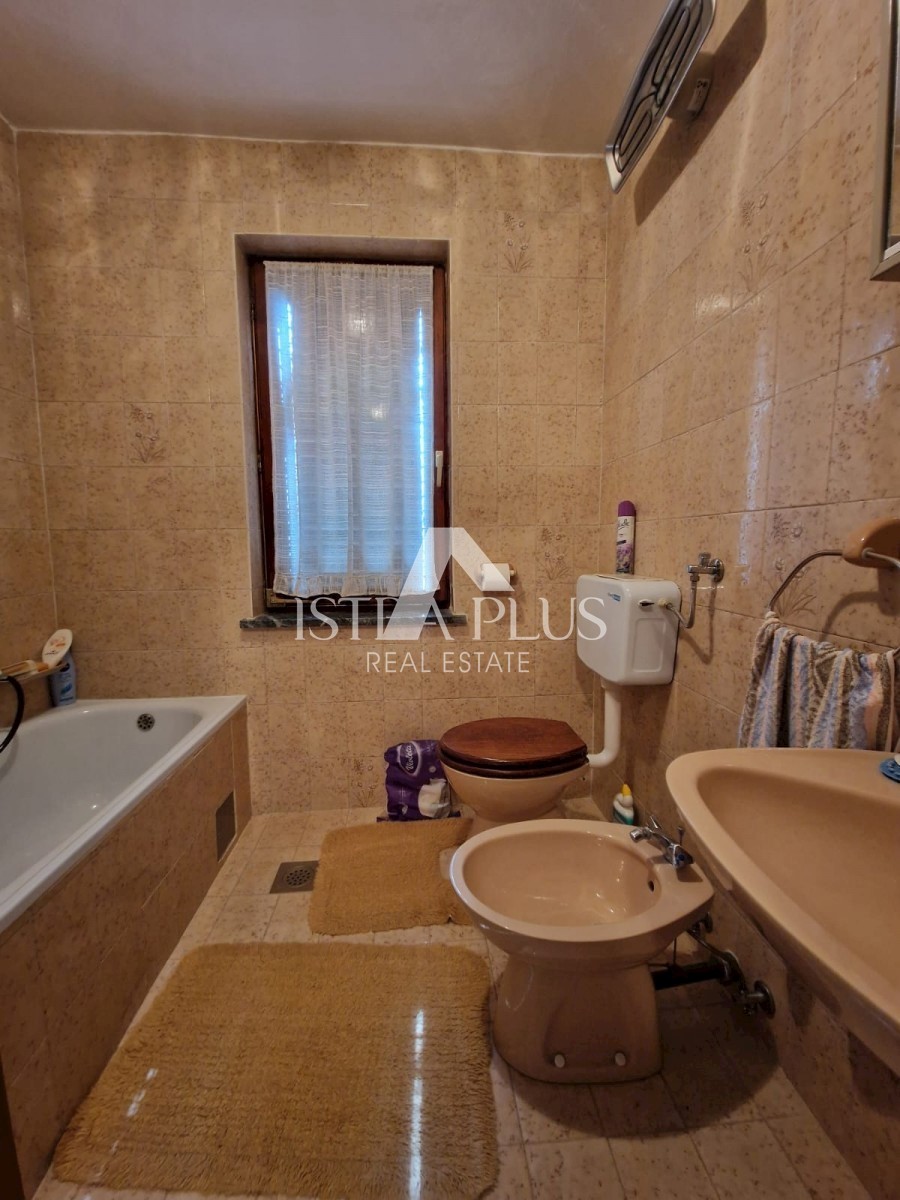 Casa bifamiliare a 2 km dal mare - sobborgo di Parenzo