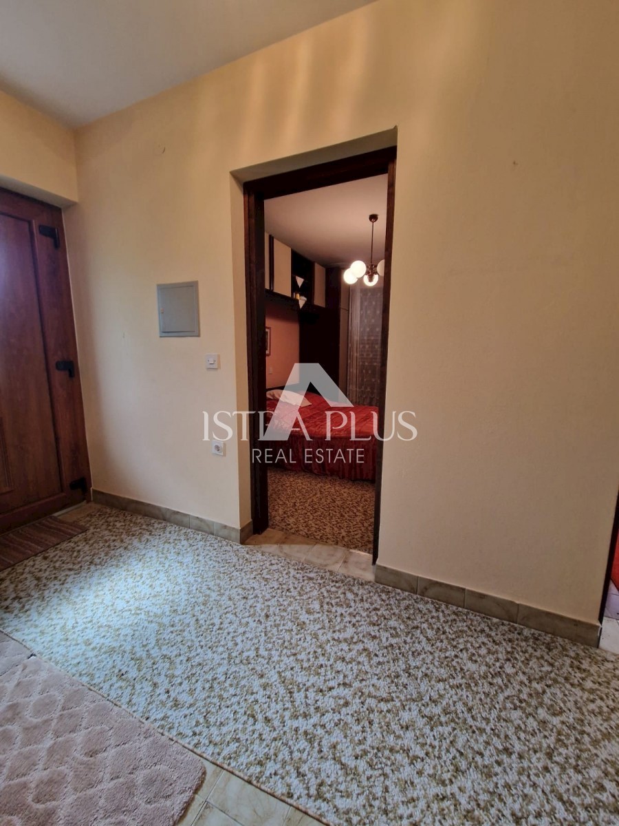 Casa bifamiliare a 2 km dal mare - sobborgo di Parenzo