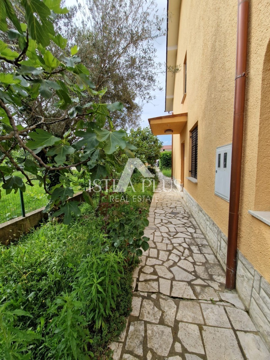 Casa bifamiliare a 2 km dal mare - sobborgo di Parenzo