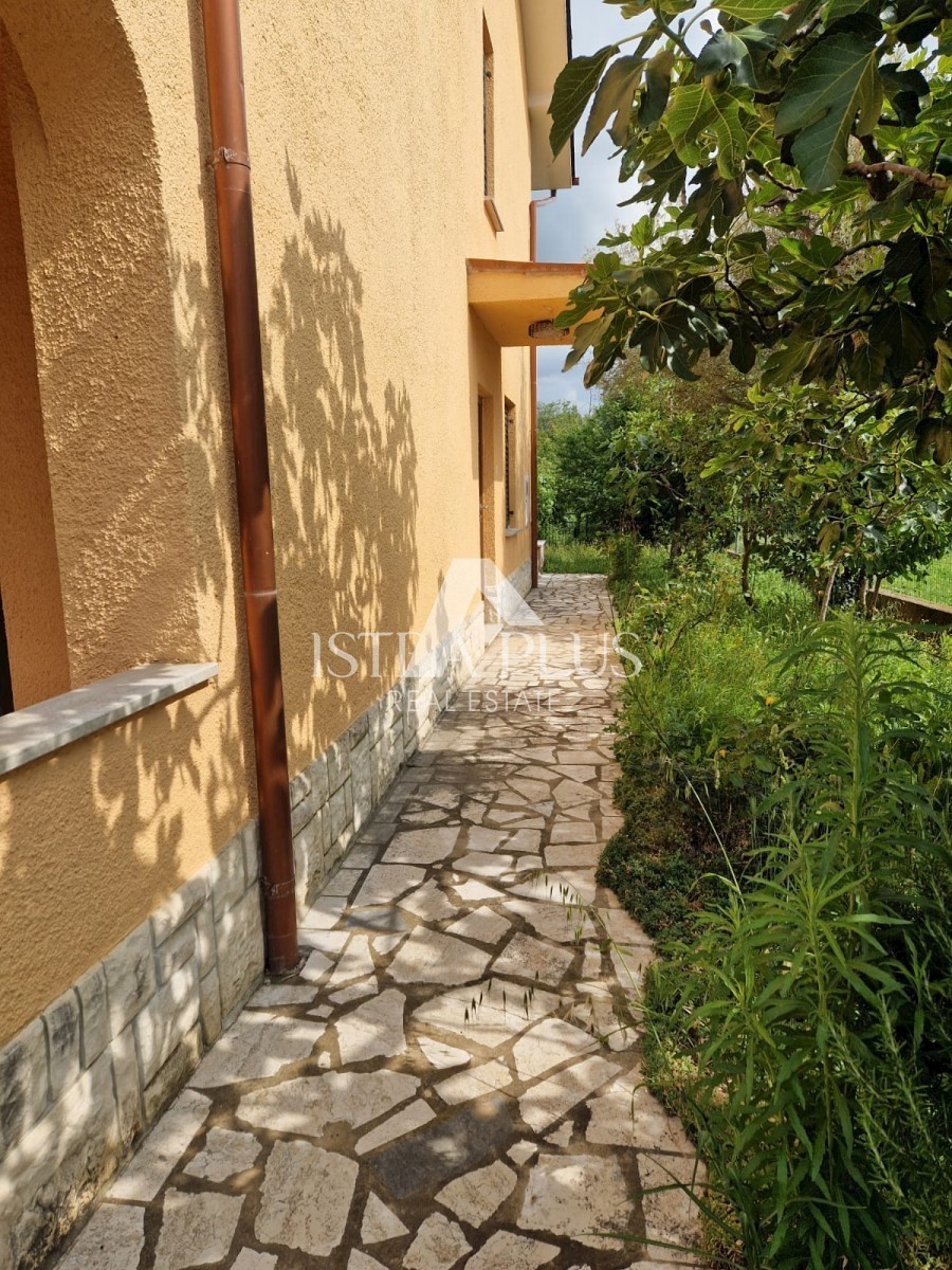 Casa bifamiliare a 2 km dal mare - sobborgo di Parenzo