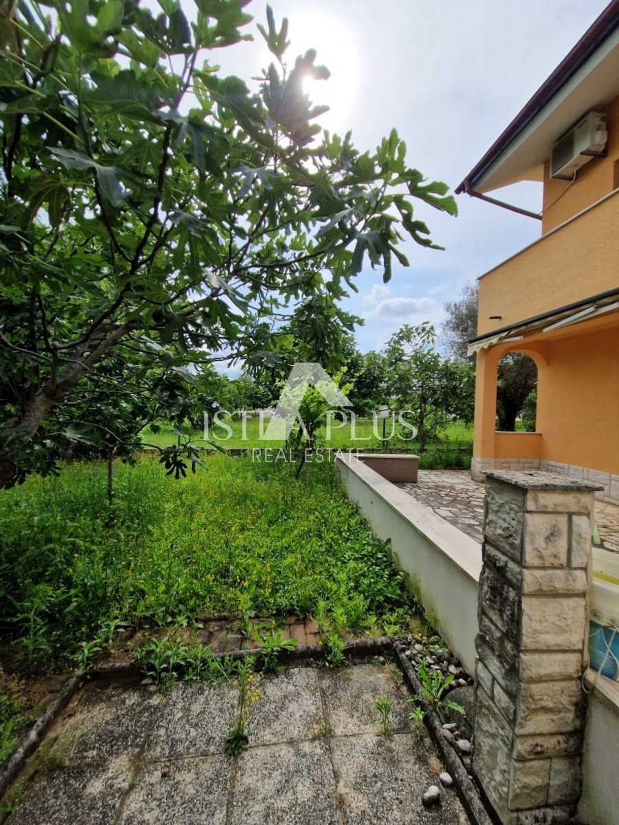 Casa bifamiliare a 2 km dal mare - sobborgo di Parenzo