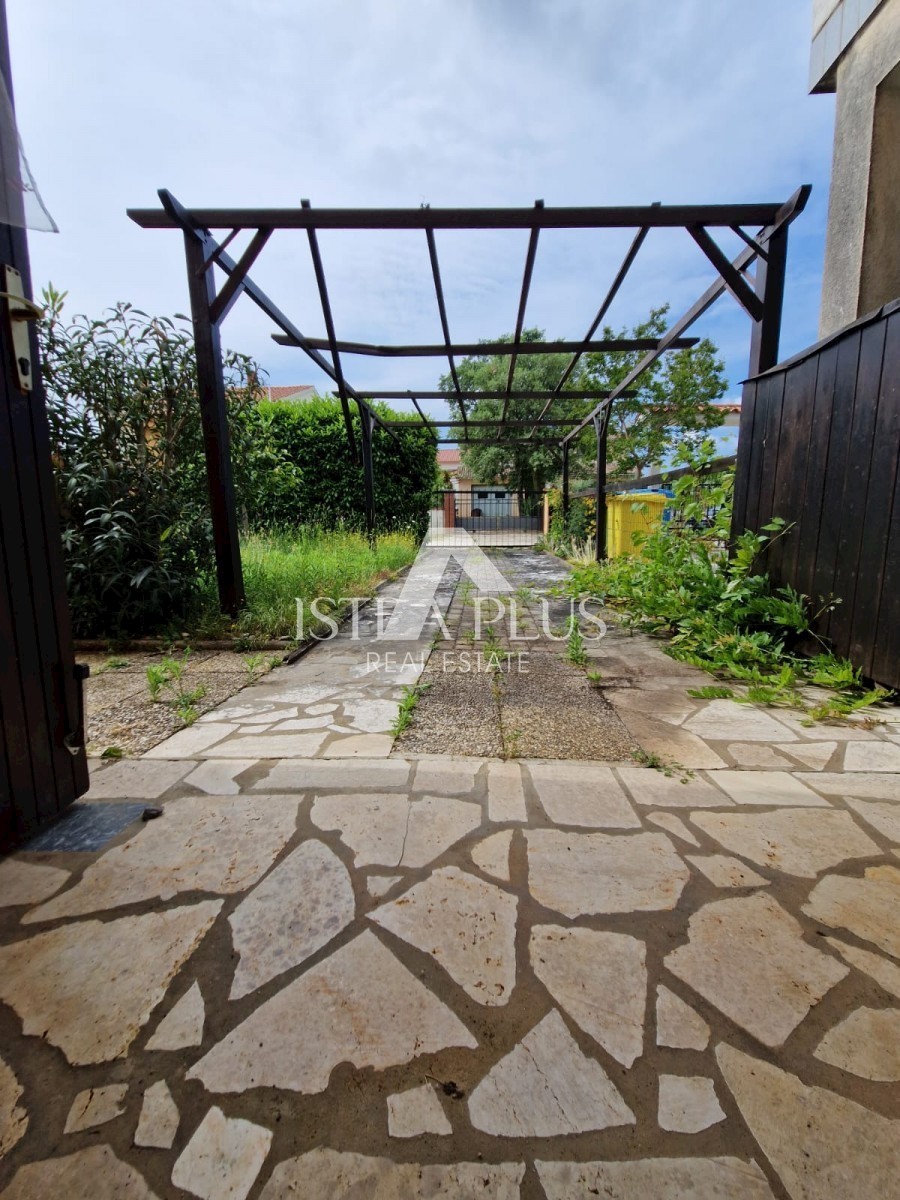 Casa bifamiliare a 2 km dal mare - sobborgo di Parenzo