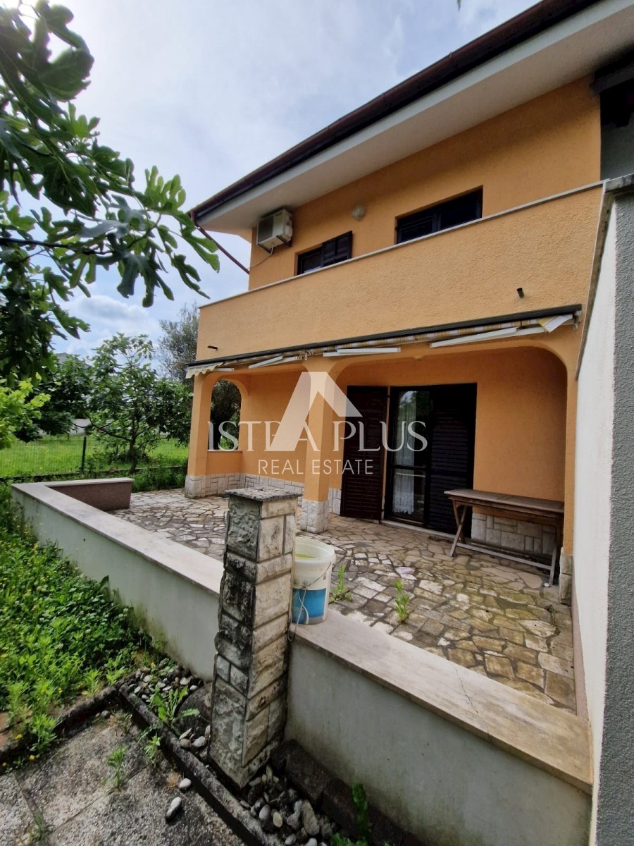 Casa bifamiliare a 2 km dal mare - sobborgo di Parenzo