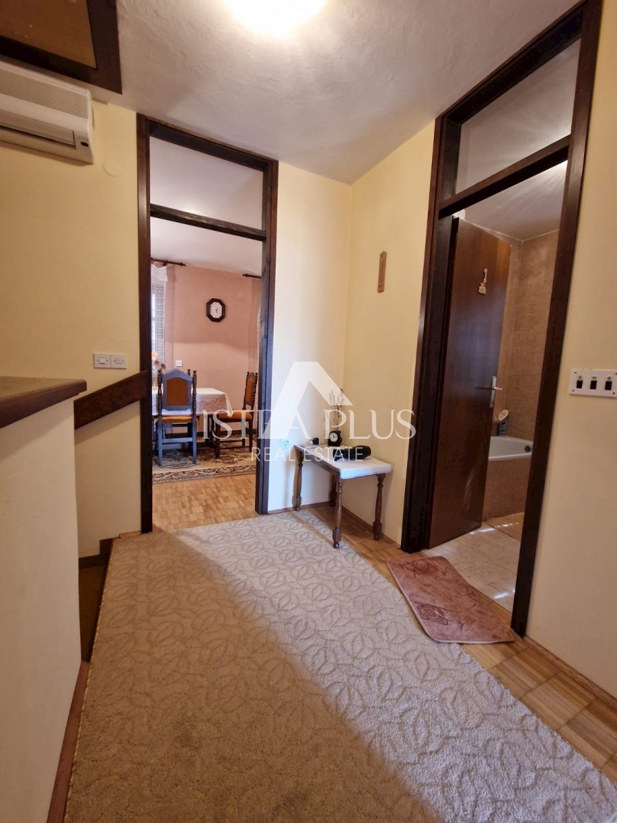 Casa bifamiliare a 2 km dal mare - sobborgo di Parenzo