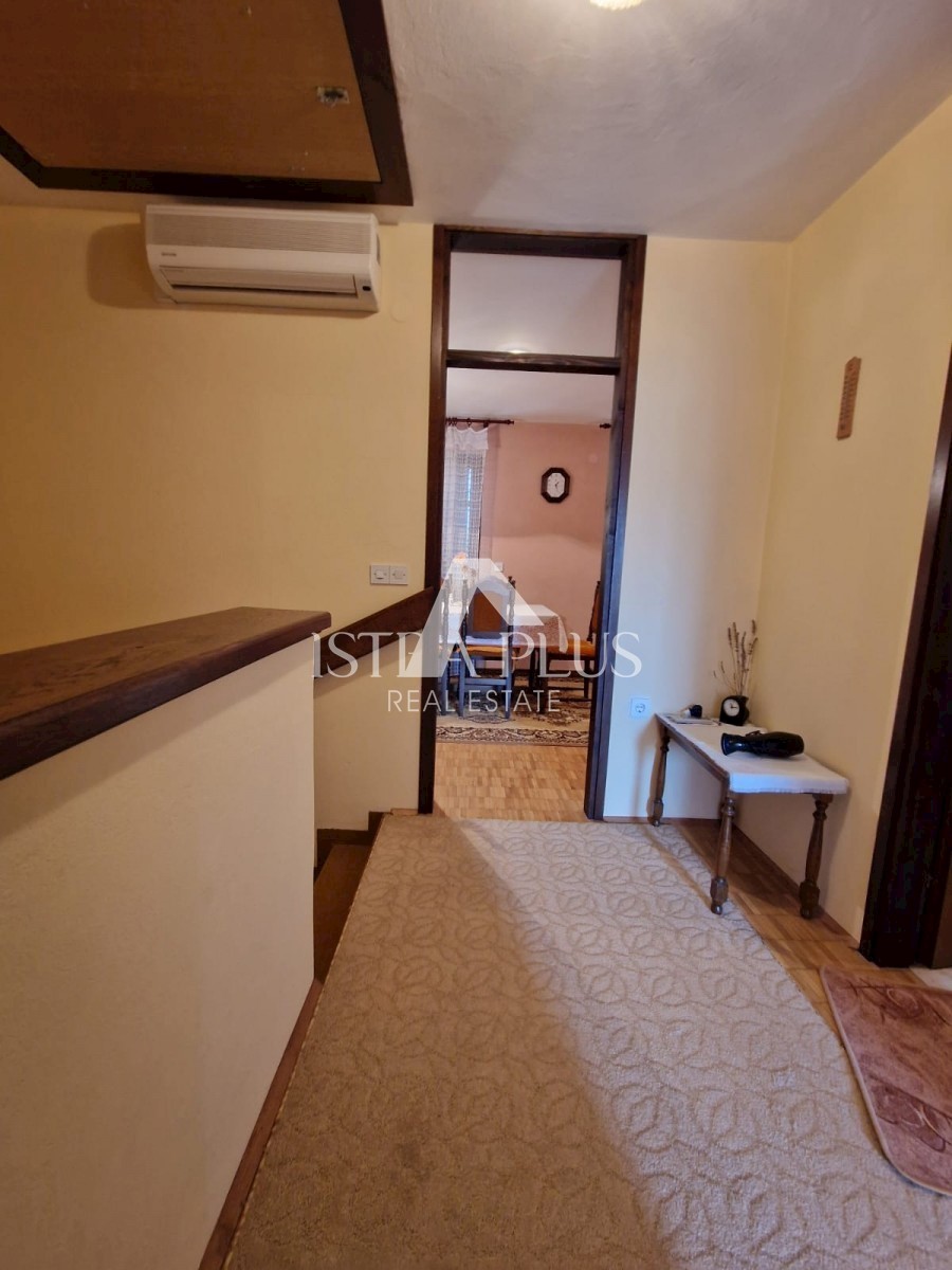 Casa bifamiliare a 2 km dal mare - sobborgo di Parenzo