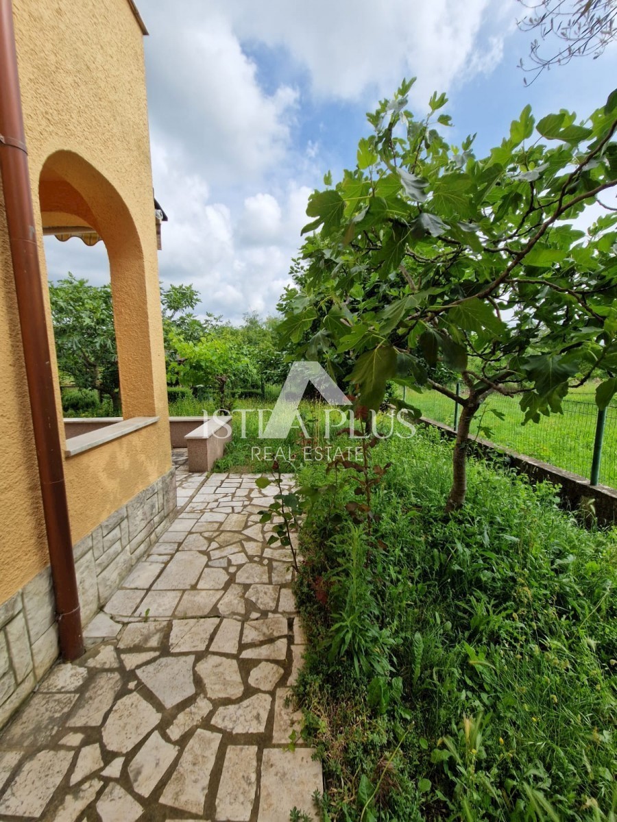 Casa bifamiliare a 2 km dal mare - sobborgo di Parenzo