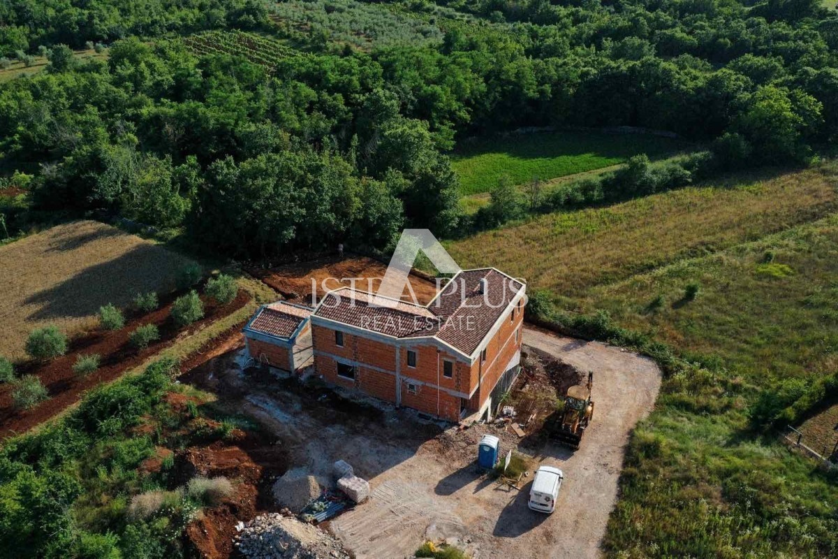 Dintorni di Visignano!! Villa in costruzione con piscina e garage, posizione tranquilla