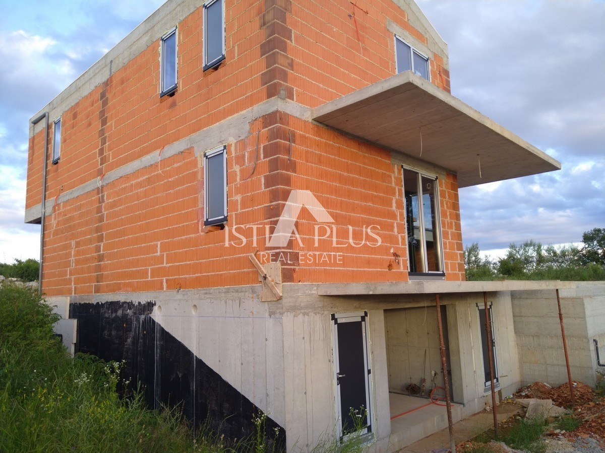 Dintorni di Visignano!! Villa in costruzione con piscina e garage, posizione tranquilla