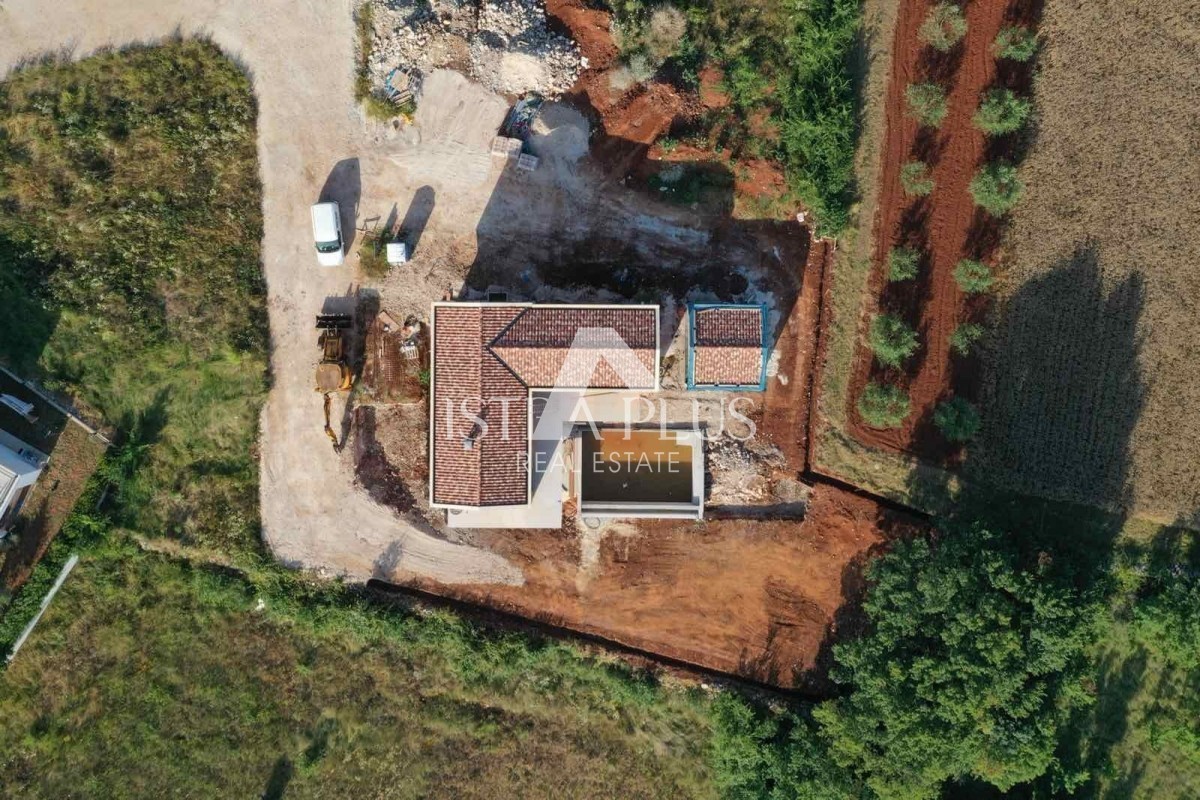 Dintorni di Visignano!! Villa in costruzione con piscina e garage, posizione tranquilla