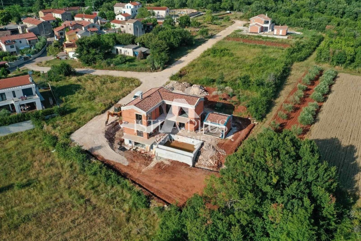 Dintorni di Visignano!! Villa in costruzione con piscina e garage, posizione tranquilla