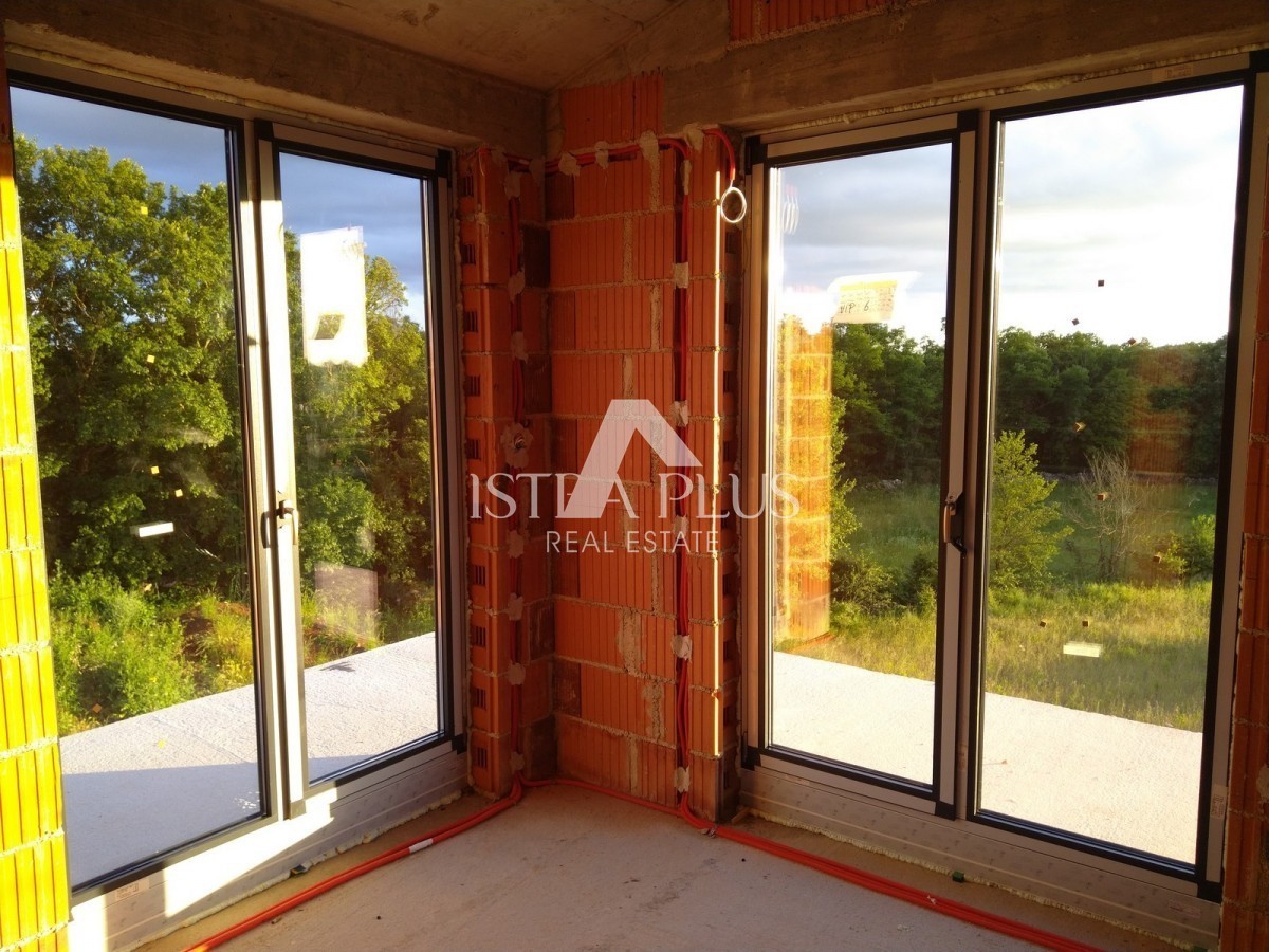 Dintorni di Visignano!! Villa in costruzione con piscina e garage, posizione tranquilla
