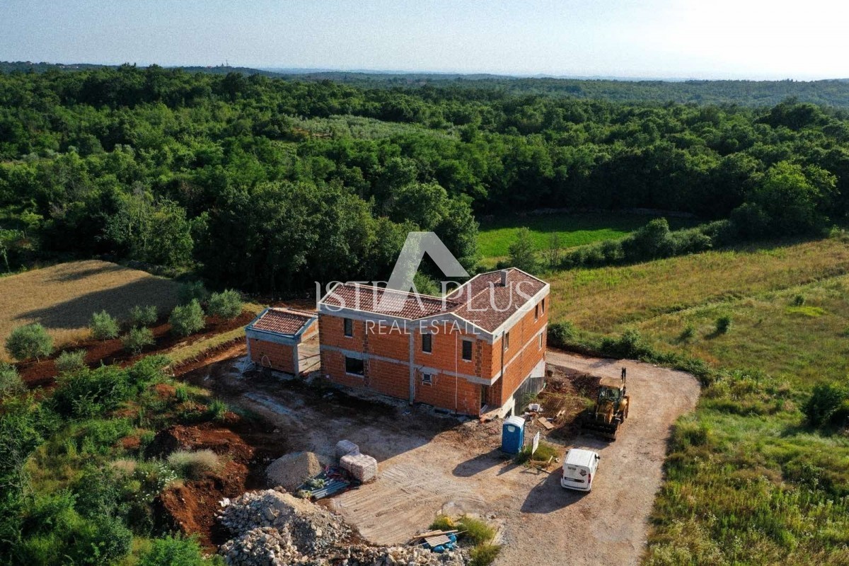 Dintorni di Visignano!! Villa in costruzione con piscina e garage, posizione tranquilla
