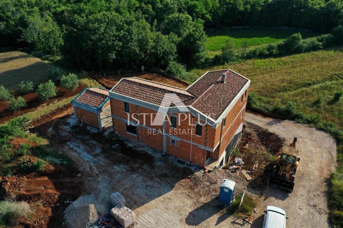 Dintorni di Visignano!! Villa in costruzione con piscina e garage, posizione tranquilla