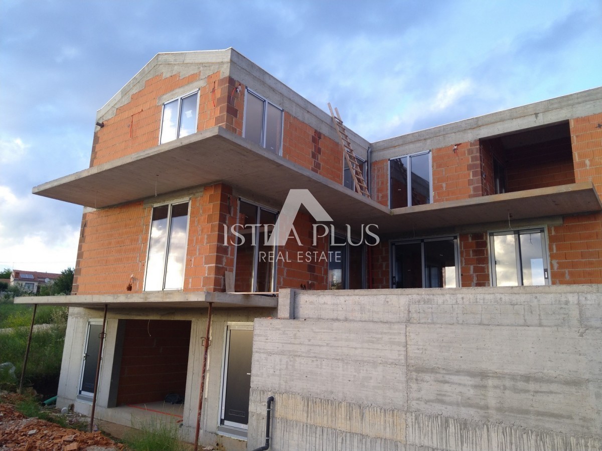 Dintorni di Visignano!! Villa in costruzione con piscina e garage, posizione tranquilla