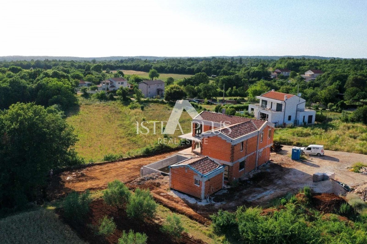 Dintorni di Visignano!! Villa in costruzione con piscina e garage, posizione tranquilla