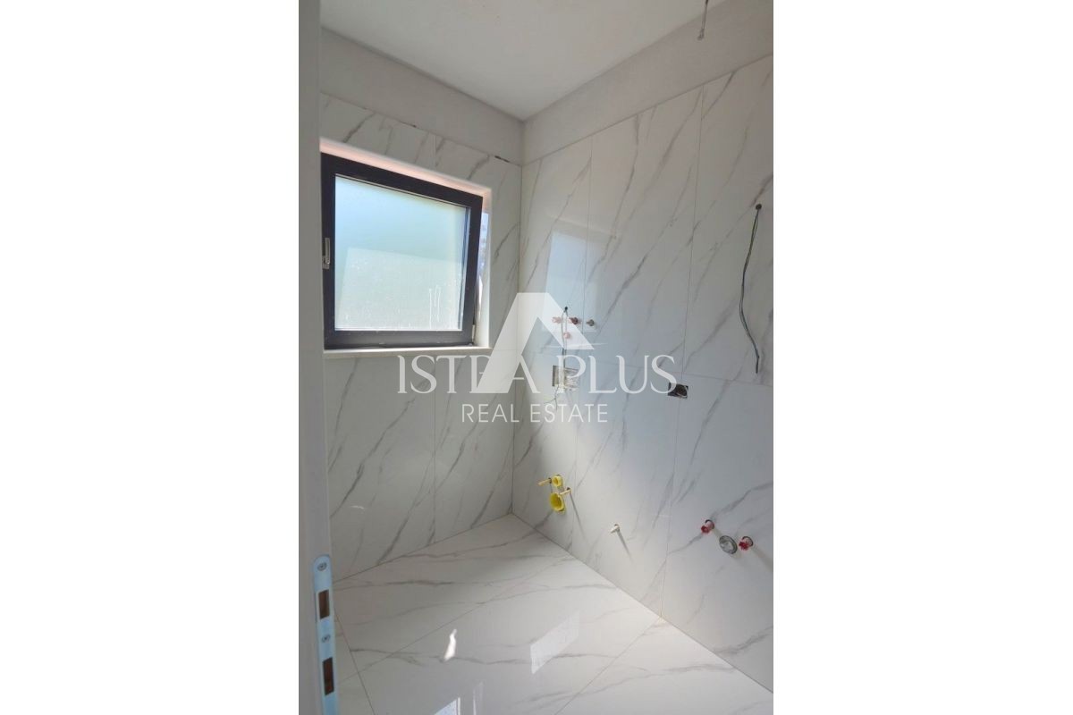 Istria, zona Parenzo - Moderna casa bifamiliare con piscina