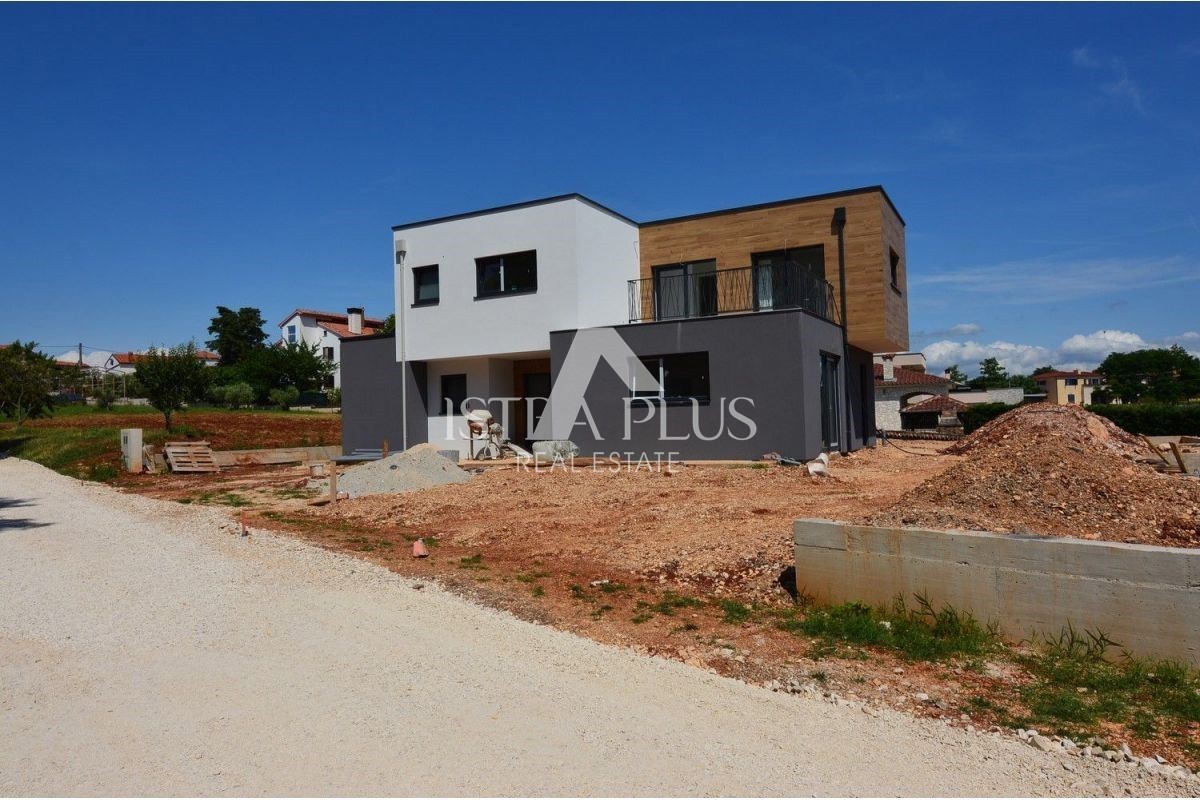 Istria, zona Parenzo - Moderna casa bifamiliare con piscina