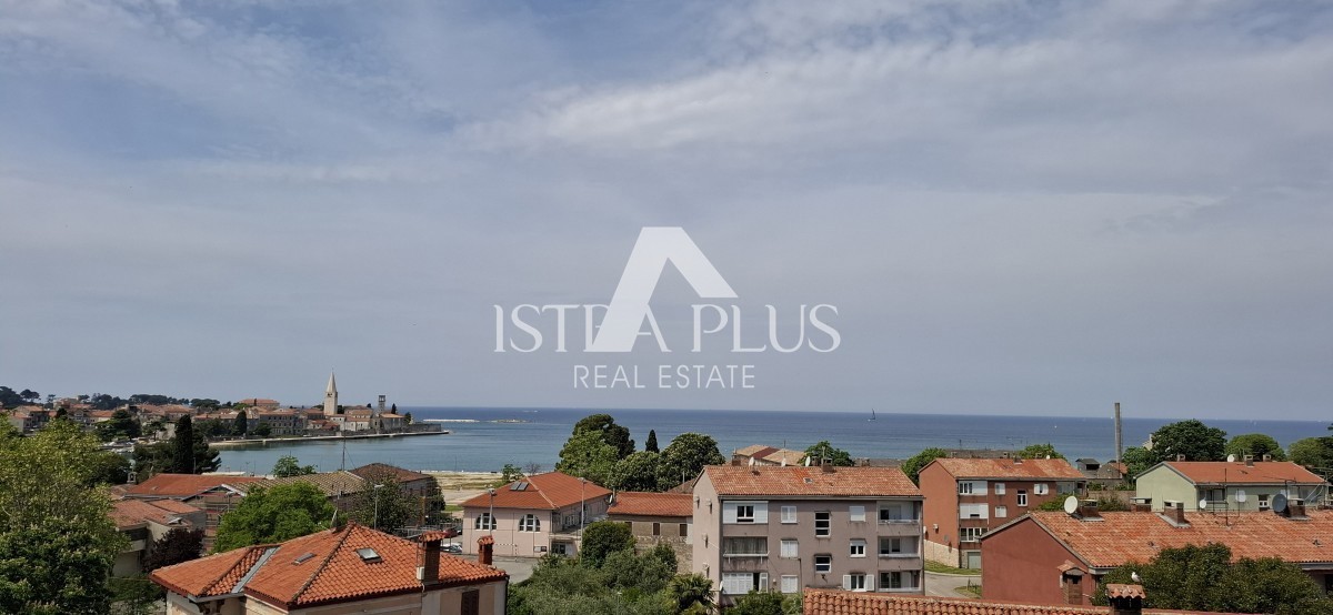 Appartamento a Parenzo con vista panoramica sulla città e sul mare