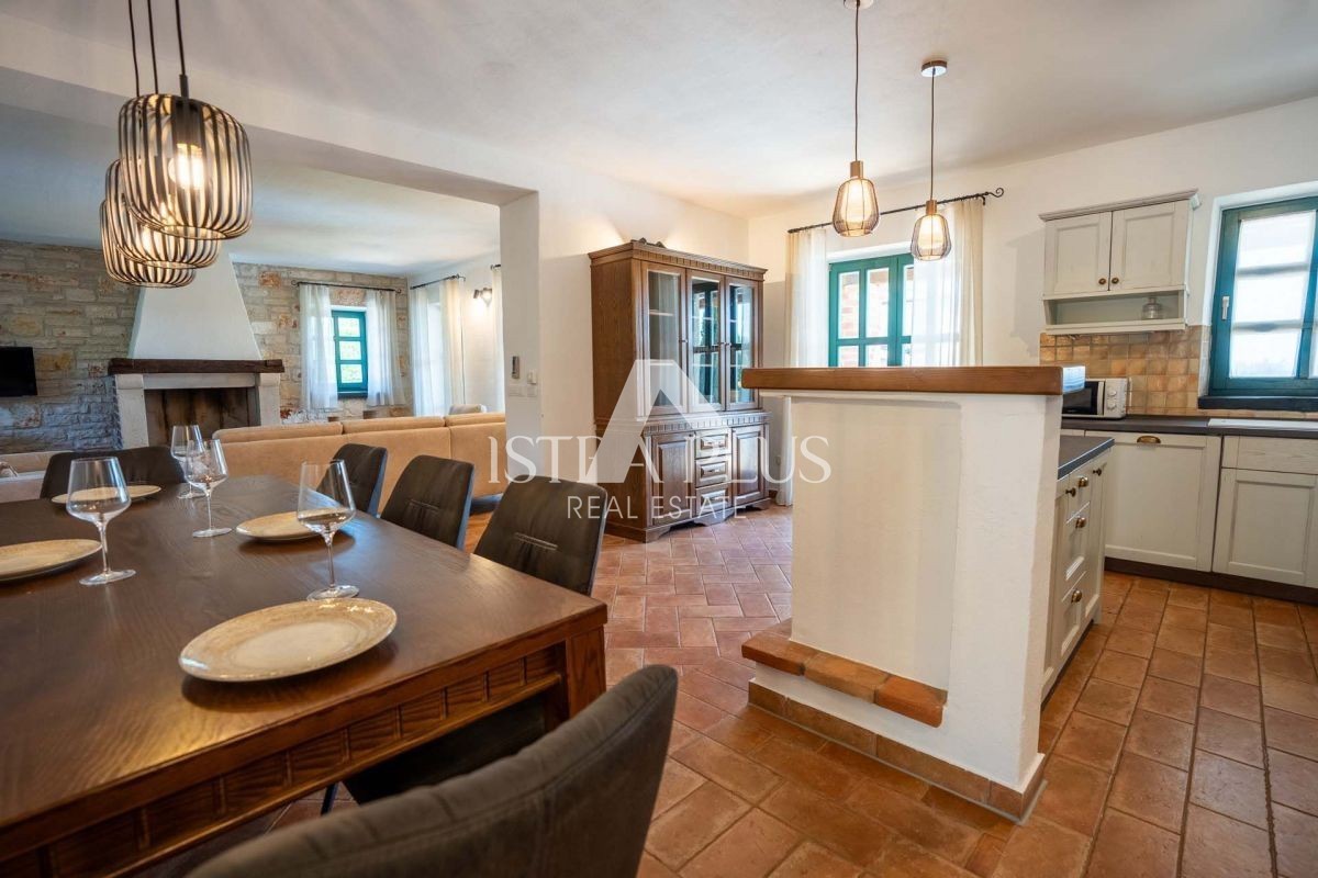 Istria, zona Parenzo, villa rustica in pietra con piscina