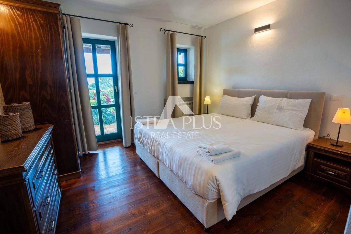 Istria, zona Parenzo, villa rustica in pietra con piscina