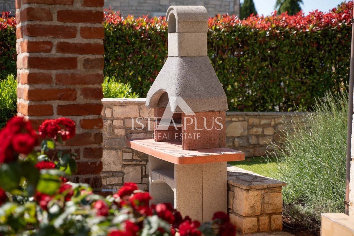 Istria, zona Parenzo, villa rustica in pietra con piscina