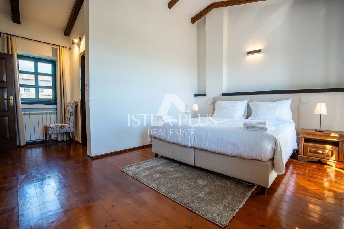 Istria, zona Parenzo, villa rustica in pietra con piscina