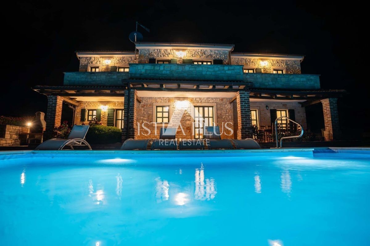 Istria, zona Parenzo, villa rustica in pietra con piscina