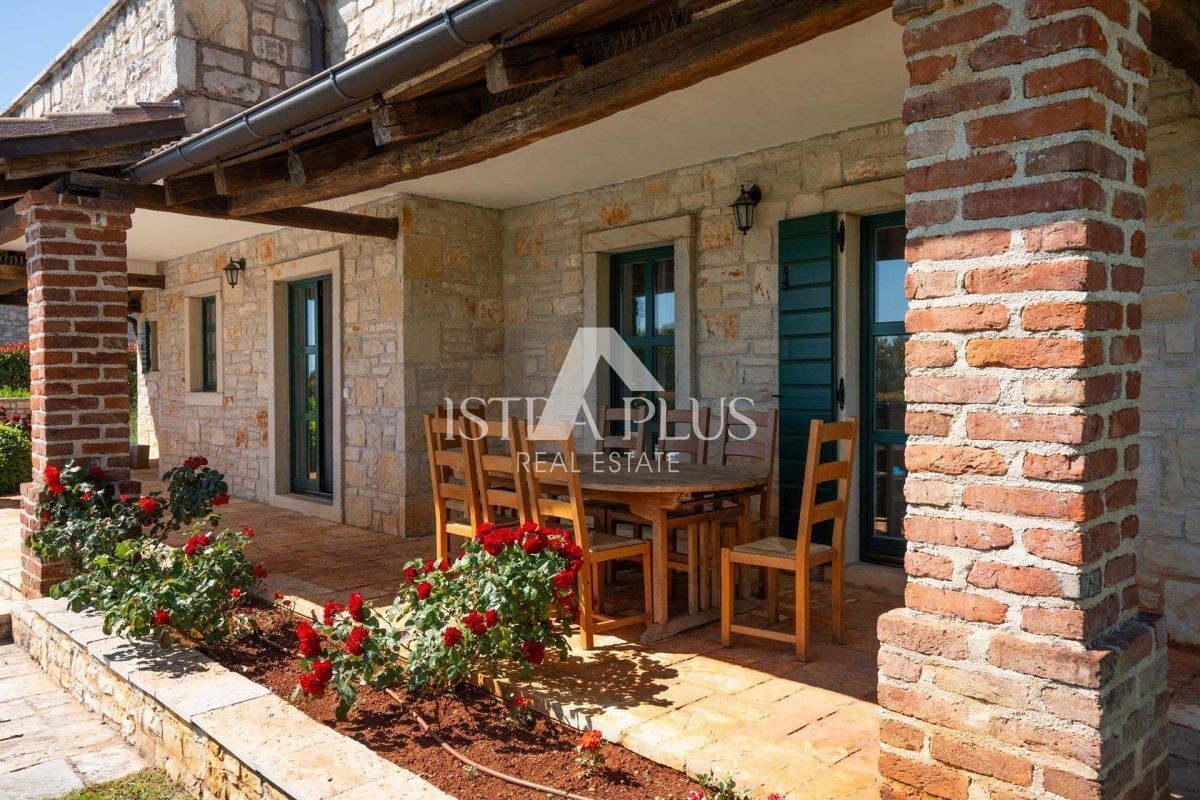 Istria, zona Parenzo, villa rustica in pietra con piscina