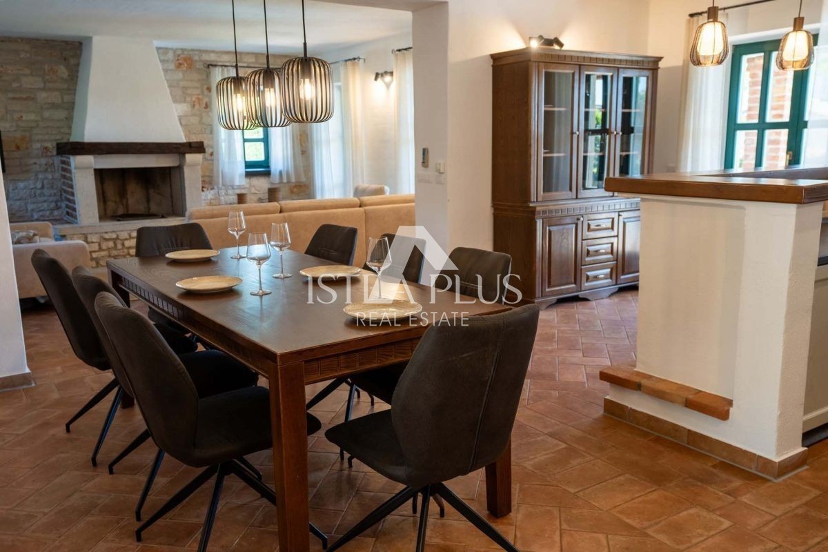 Istria, zona Parenzo, villa rustica in pietra con piscina