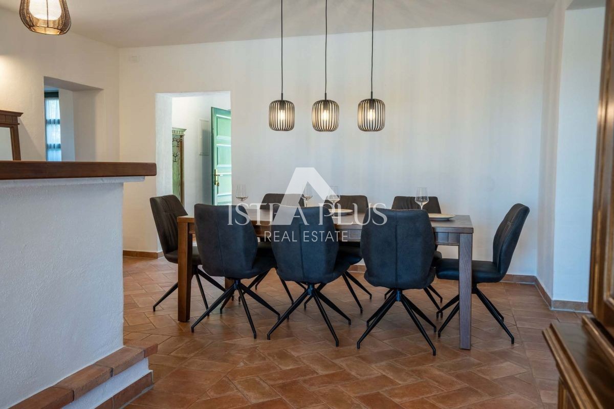Istria, zona Parenzo, villa rustica in pietra con piscina