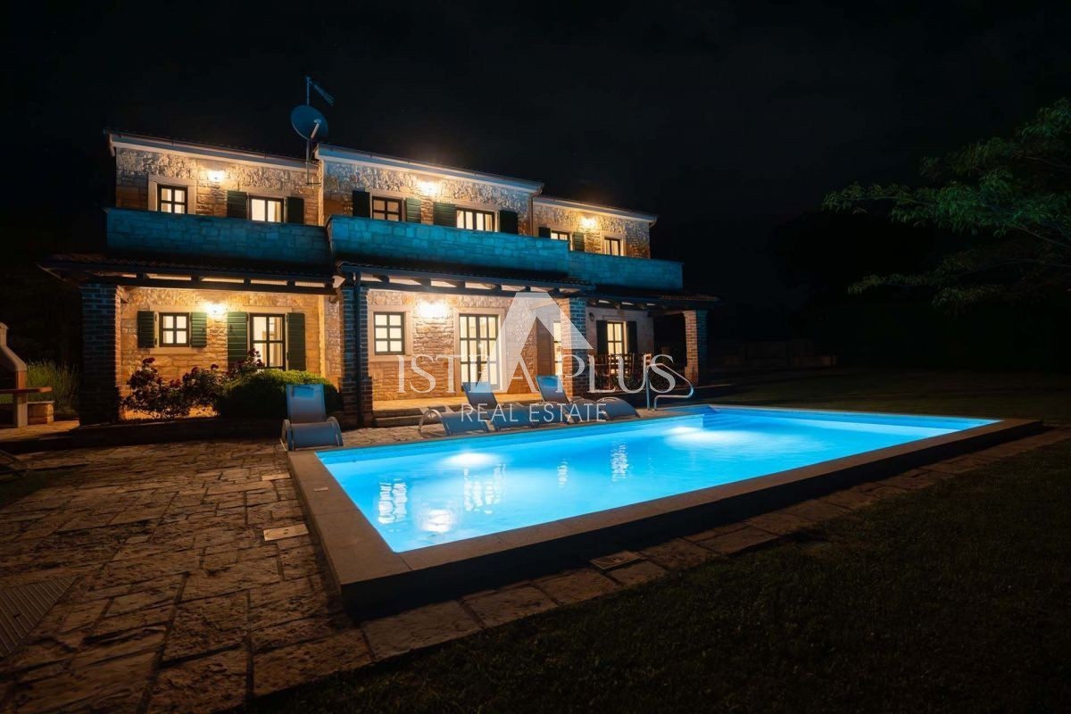Istria, zona Parenzo, villa rustica in pietra con piscina