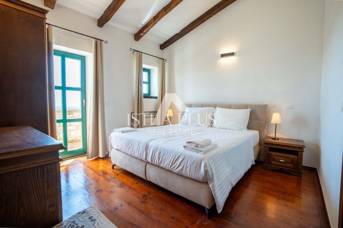 Istria, zona Parenzo, villa rustica in pietra con piscina