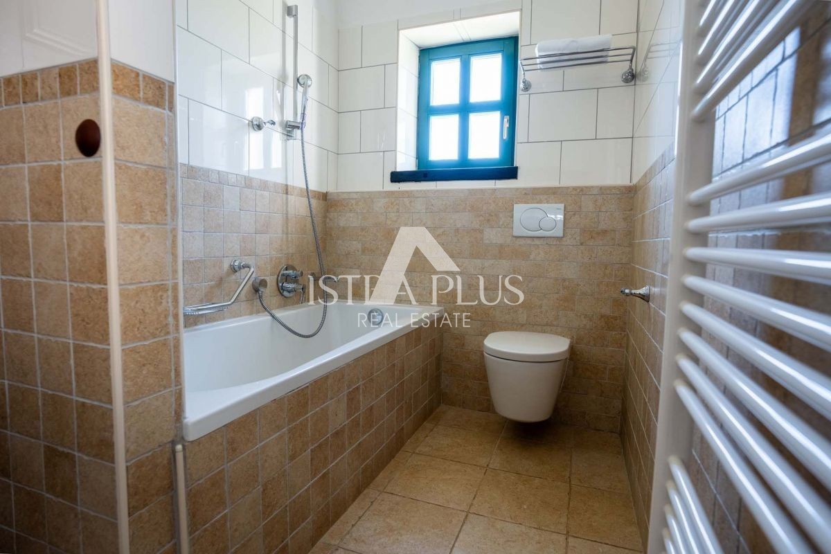 Istria, zona Parenzo, villa rustica in pietra con piscina