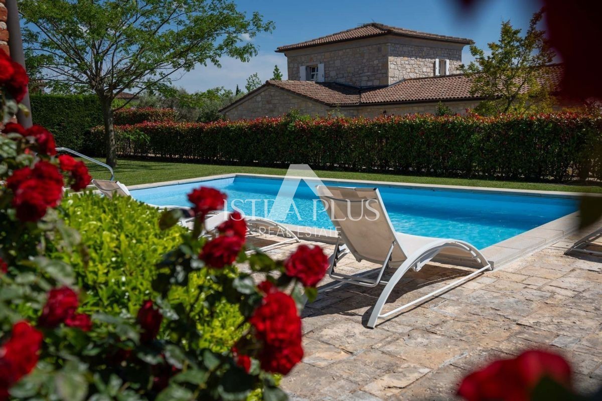 Istria, zona Parenzo, villa rustica in pietra con piscina