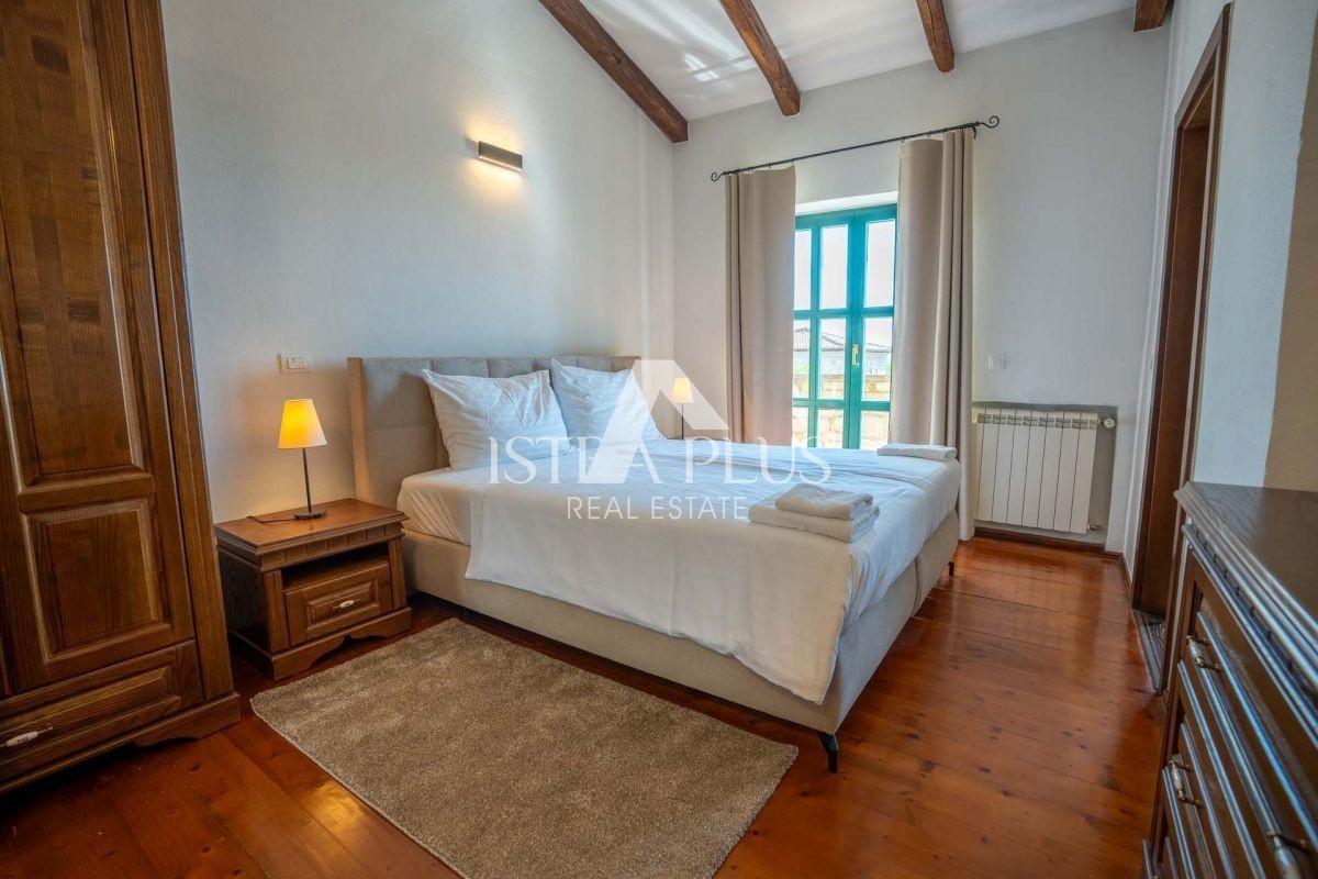 Istria, zona Parenzo, villa rustica in pietra con piscina