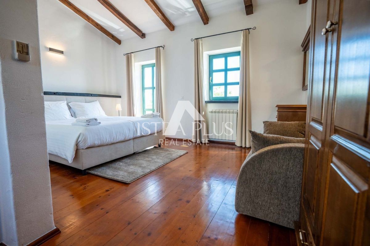 Istria, zona Parenzo, villa rustica in pietra con piscina