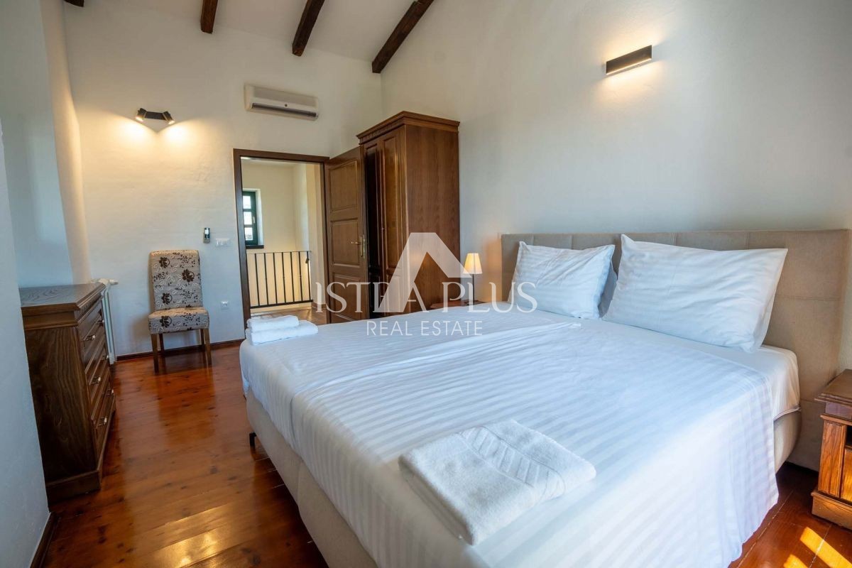 Istria, zona Parenzo, villa rustica in pietra con piscina