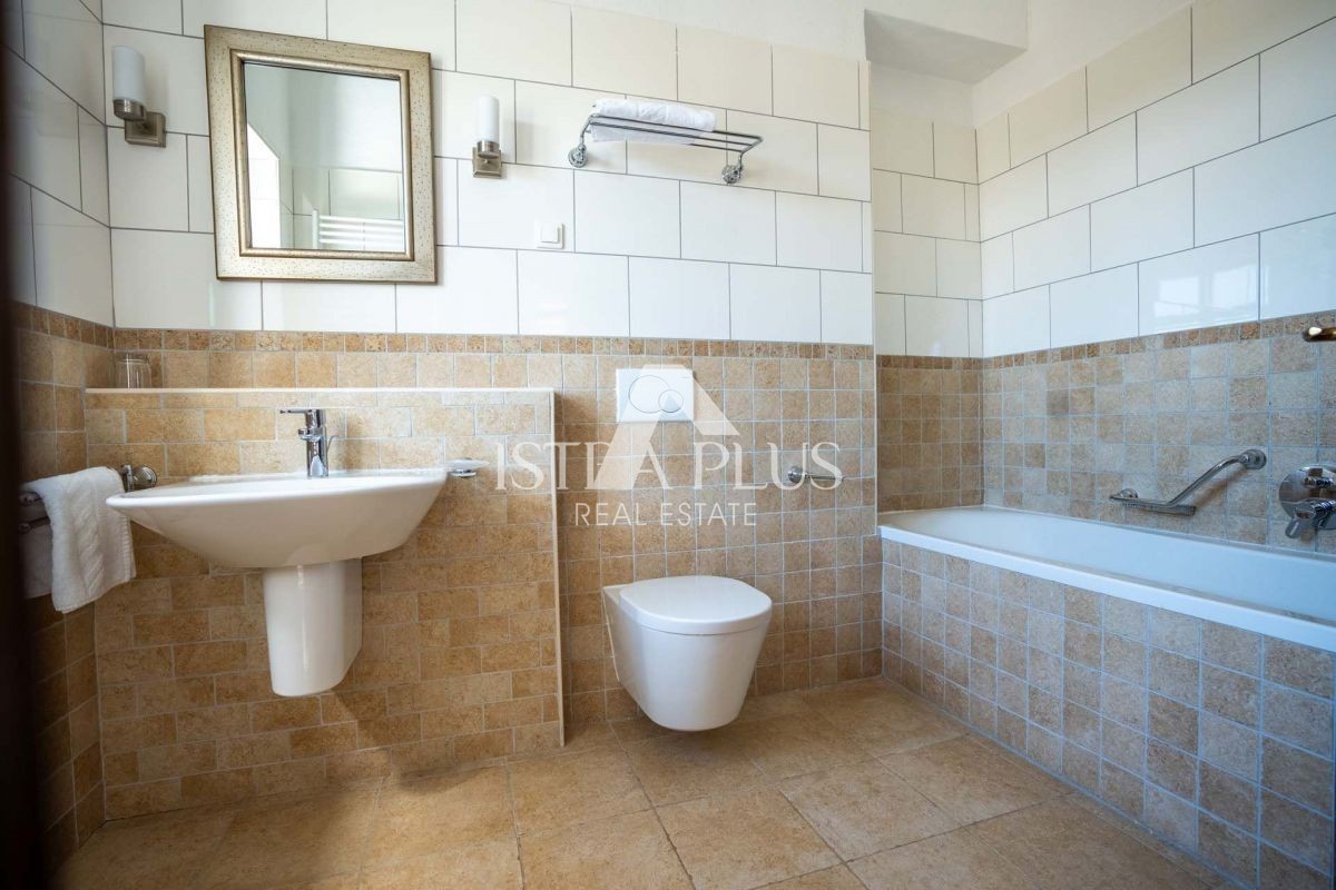Istria, zona Parenzo, villa rustica in pietra con piscina