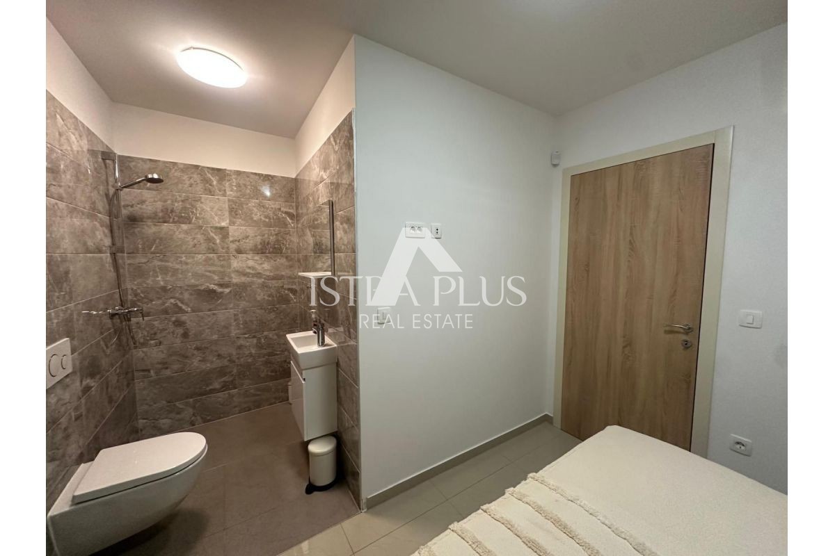 Parenzo - appartamento al piano terra con piscina privata