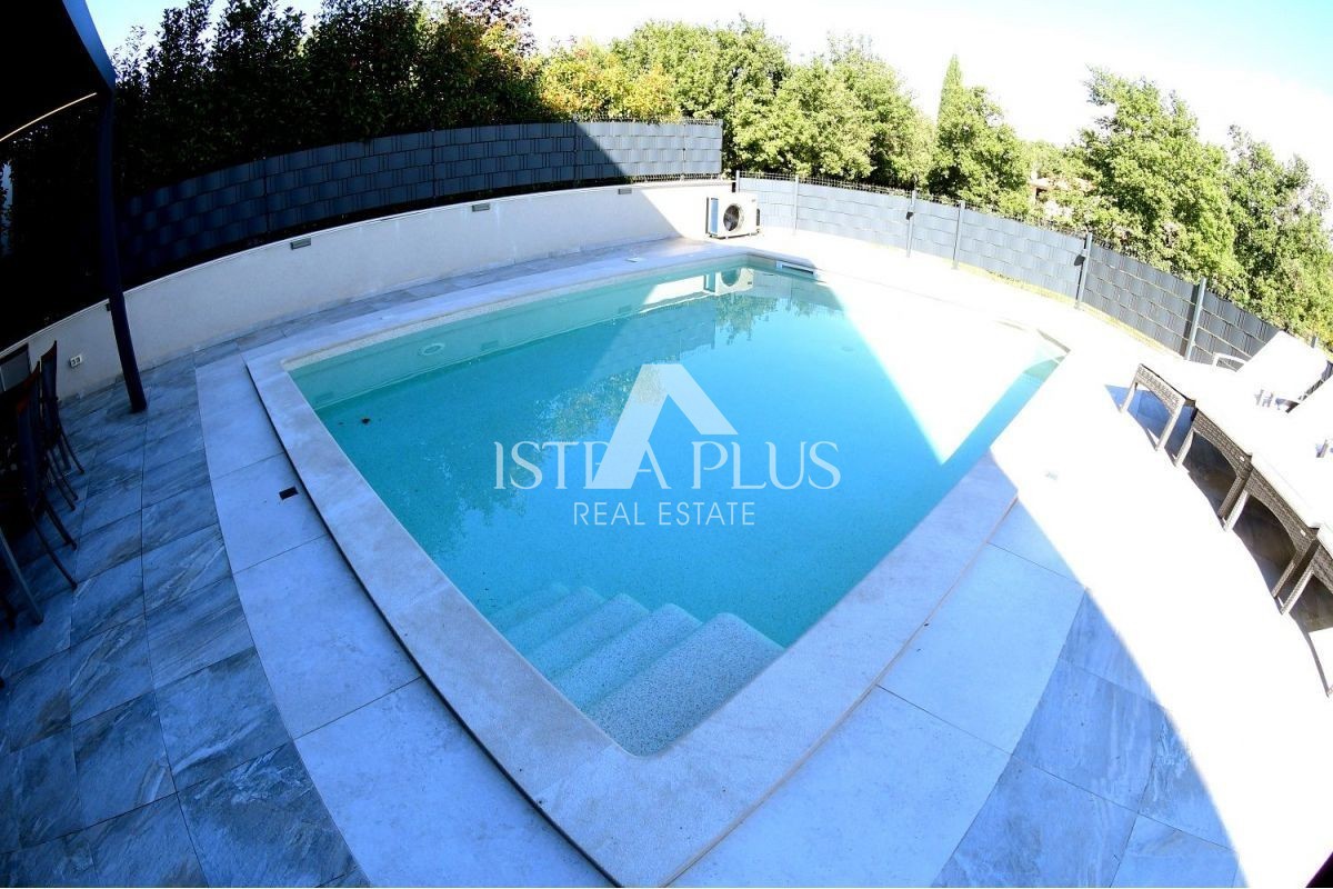 Parenzo - appartamento al piano terra con piscina privata