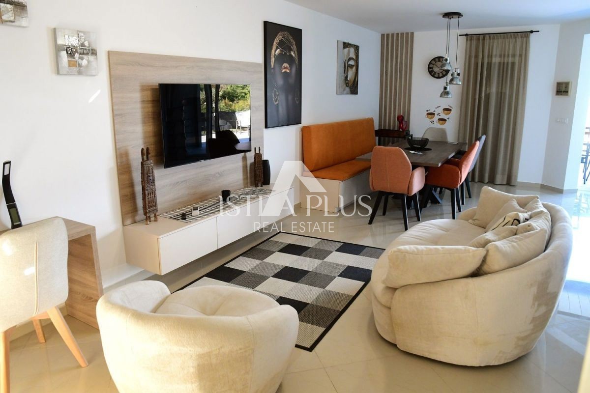 Parenzo - appartamento al piano terra con piscina privata